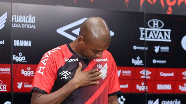 Fernandinho fue oficializado como nuevo refuerzo de Atlético Paranaense