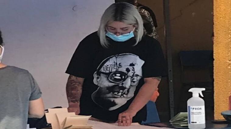 Viralizan foto de vocal de mesa con polémica polera de Jaime Guzmán