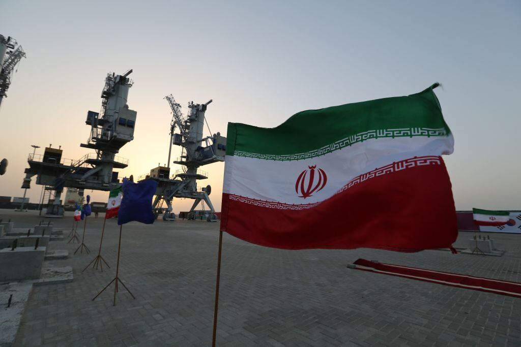 La bandera iraní ante las instalaciones del puerto de Chabahar
