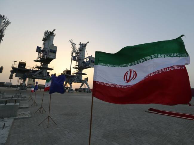 La bandera iraní ante las instalaciones del puerto de Chabahar