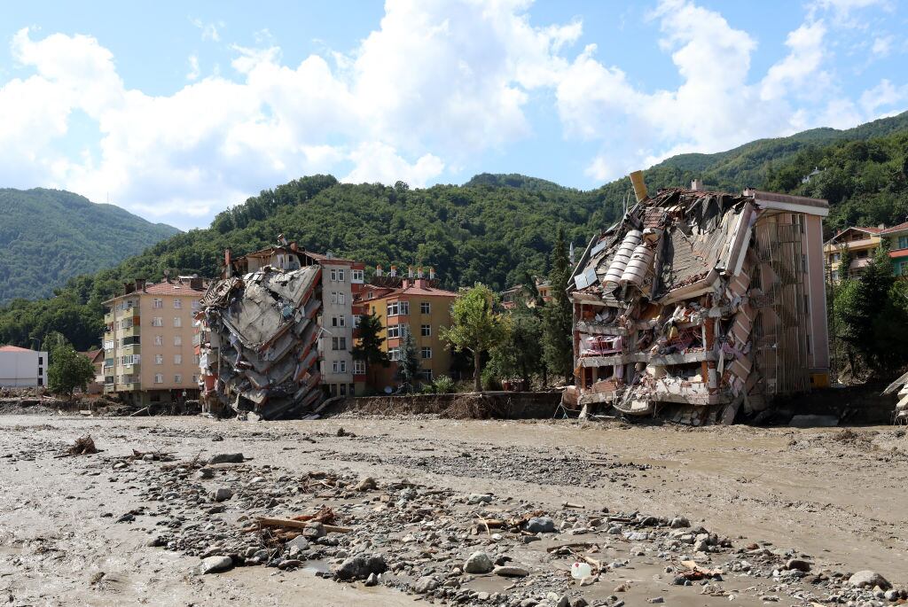 Inundaciones y riadas provocan el colapso de edificios en Kastamonu