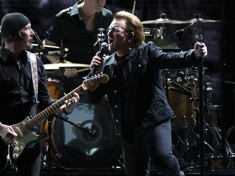 U2 regresó a la televisión para interpretar un clásico tema de Navidad