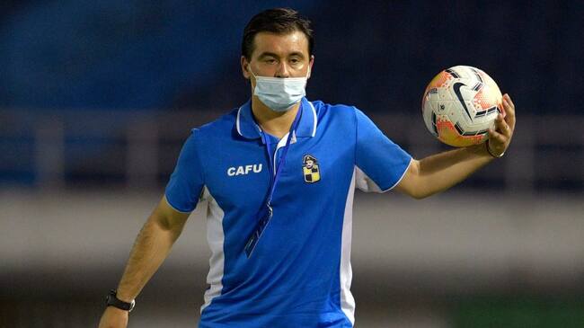Chile's Coquimbo coach Juan Jose Ribera holds the ball during the Copa Sudamericana quarterfinal football match between Colombia's Junior and Chile's Coquimbo at the Roberto Melendez stadium in Barranquilla, Colombia, on December 9, 2020. (Photo by Raul ARBOLEDA / AFP) (Photo by RAUL ARBOLEDA/AFP via Getty Images)