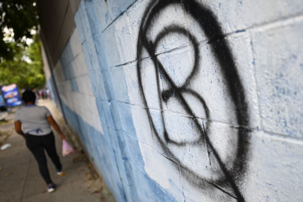 Una pared con un rayado contra la ley del Bitcoin en una calle de El Salvador
