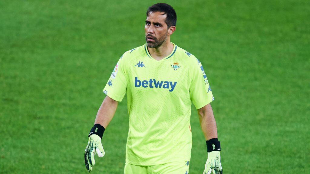 BILBAO, SPAIN - NOVEMBER 23: Claudio Bravo of Real Betis Balompie reacts during the La Liga Santader match between Athletic Club and Real Betis at Estadio de San Mames on November 23, 2020 in Bilbao, Spain. (Photo by Juan Manuel Serrano Arce/Getty Images)