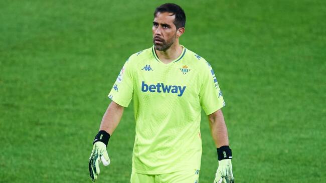 BILBAO, SPAIN - NOVEMBER 23: Claudio Bravo of Real Betis Balompie reacts during the La Liga Santader match between Athletic Club and Real Betis at Estadio de San Mames on November 23, 2020 in Bilbao, Spain. (Photo by Juan Manuel Serrano Arce/Getty Images)