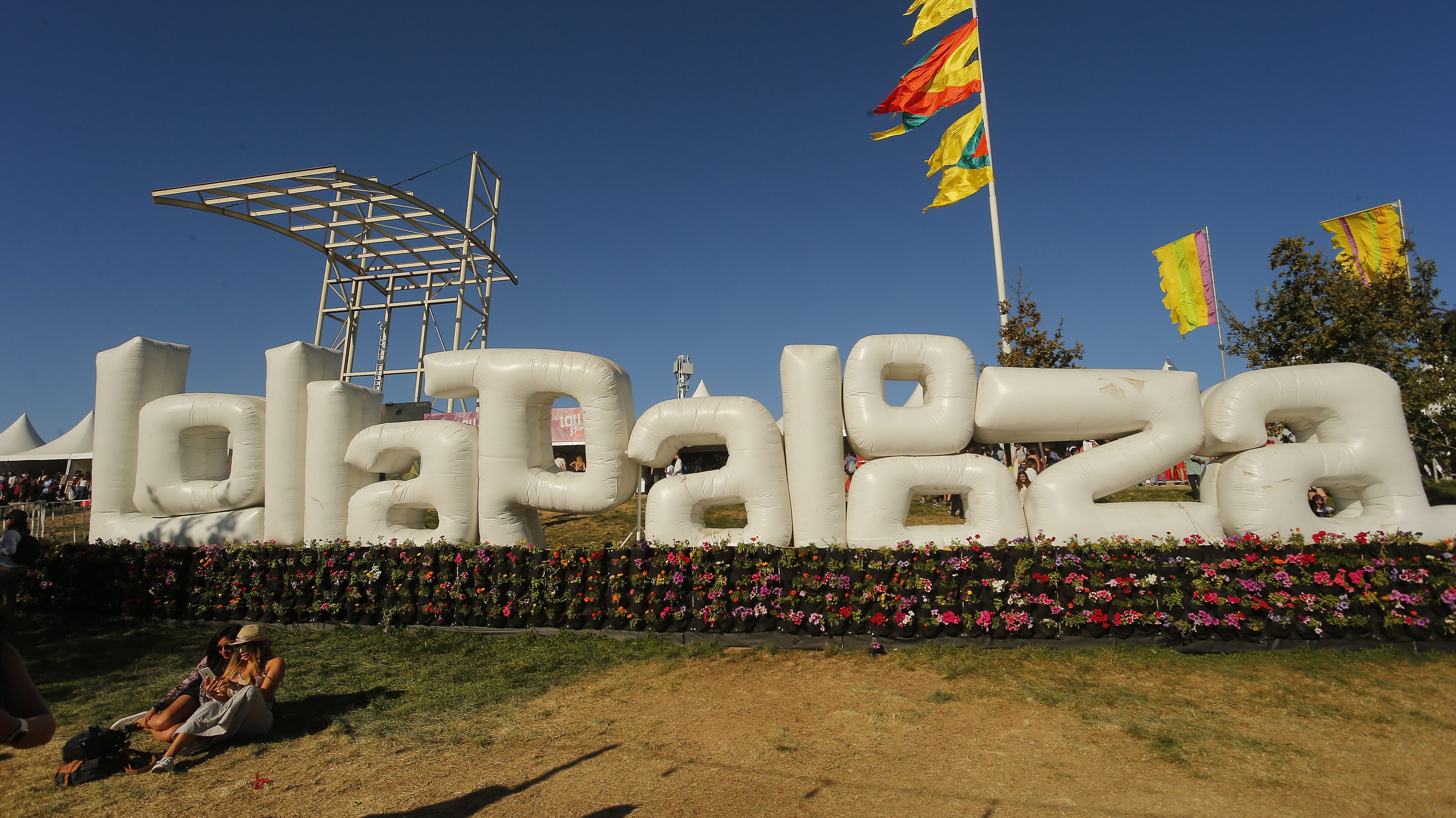 SANTIAGO, CHILE - MARCH 18: Fans enjoy the atmosphere during the third day of Lollapalooza Chile 2018 at Parque O'Higgins on March 18, 2018 in Santiago, Chile. (Photo by Marcelo Hernandez/Getty Images)