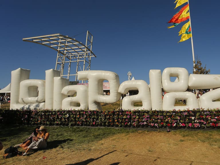 SANTIAGO, CHILE - MARCH 18: Fans enjoy the atmosphere during the third day of Lollapalooza Chile 2018 at Parque O&#039;Higgins on March 18, 2018 in Santiago, Chile. (Photo by Marcelo Hernandez/Getty Images)