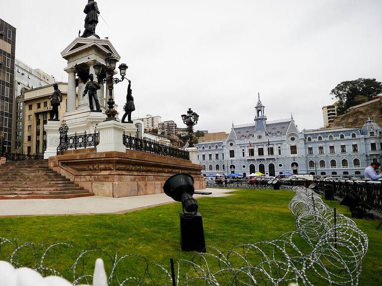 Armada cercó con alambre púa el Monumento a los Héroes de Iquique en Valparaíso