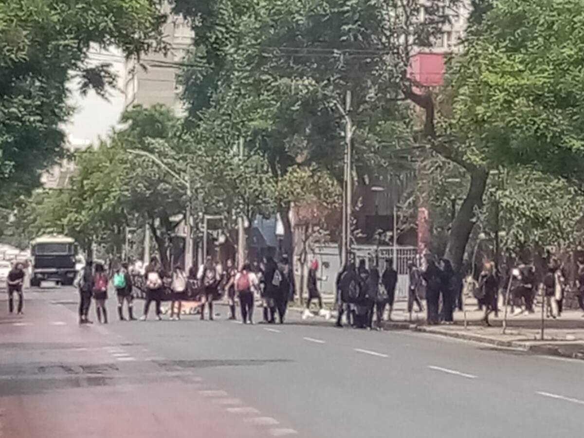 Hechos de violencia se registran fuera de Liceo Barros Borgoño: hombre fue agredido tras encarar a encapuchados