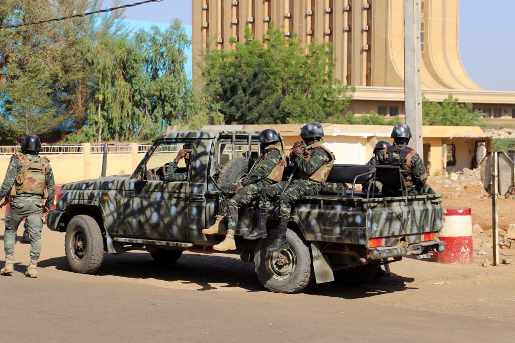 Fuerzas de seguridad custodian las calles de Níger