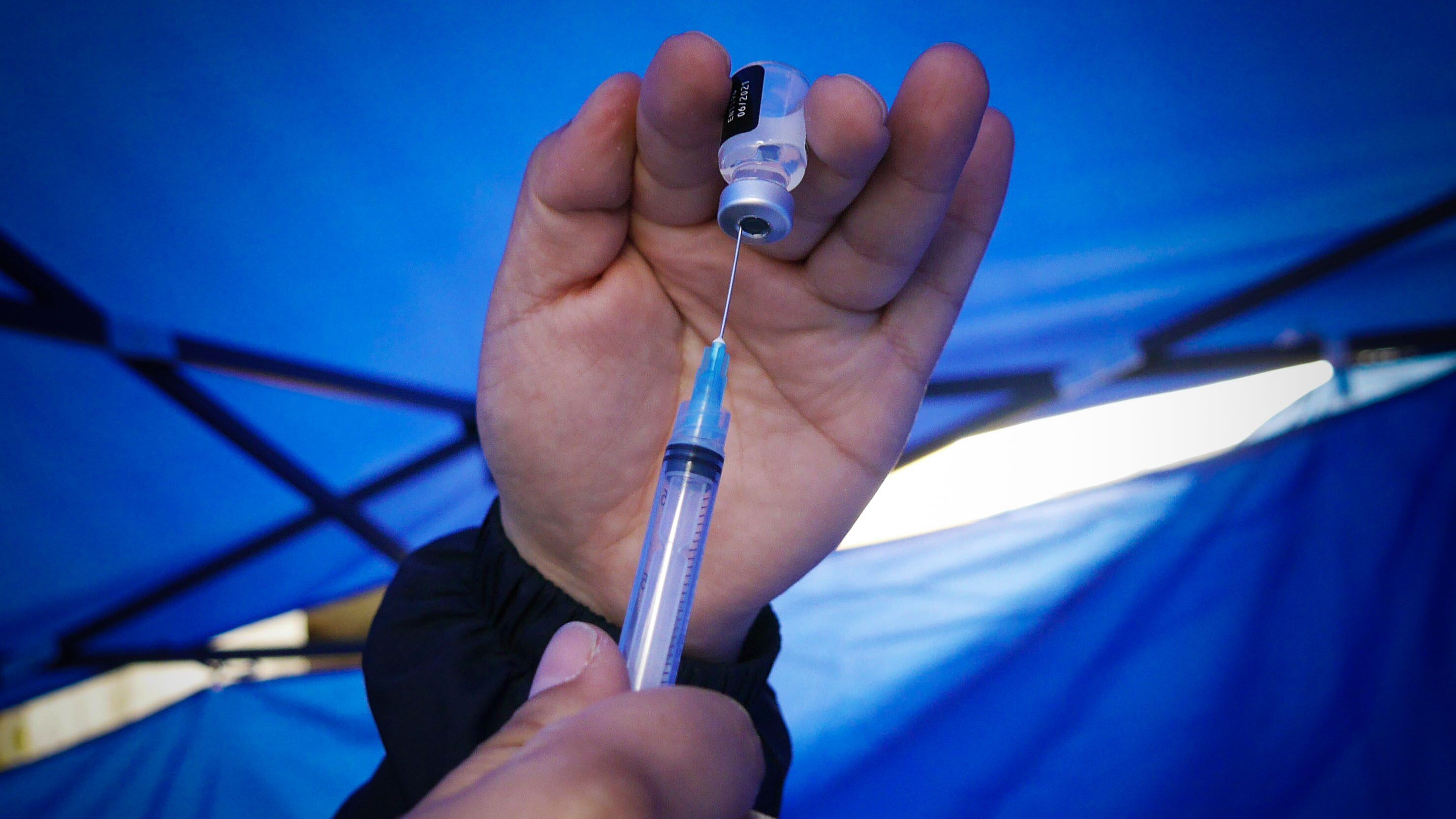 27 DE FEBRERO DE 2021/VIÑA DEL MARProceso de vacunacion contra el Covid-19 en el Estadio Sausalito, que de manera especial y a solicitud del Ministerio de Salud, se está realizando durante el ultimo fin de semana de febrero.
FOTO: SANTIAGO MORALES/AGENCIAUNO