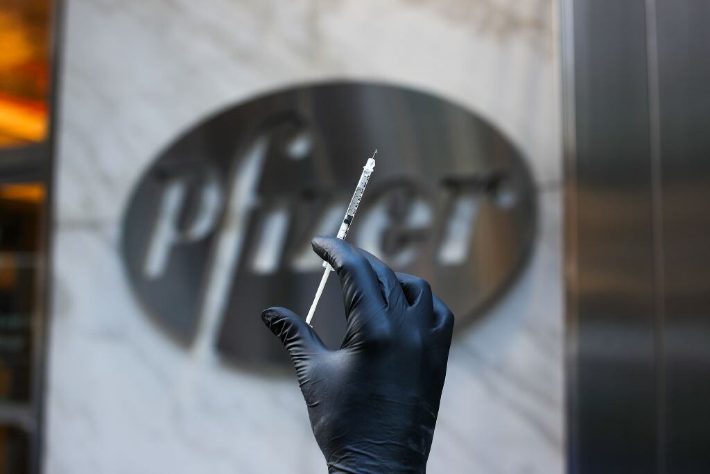 Imagen referencial de la vacuna de Pfizer y BioNTech