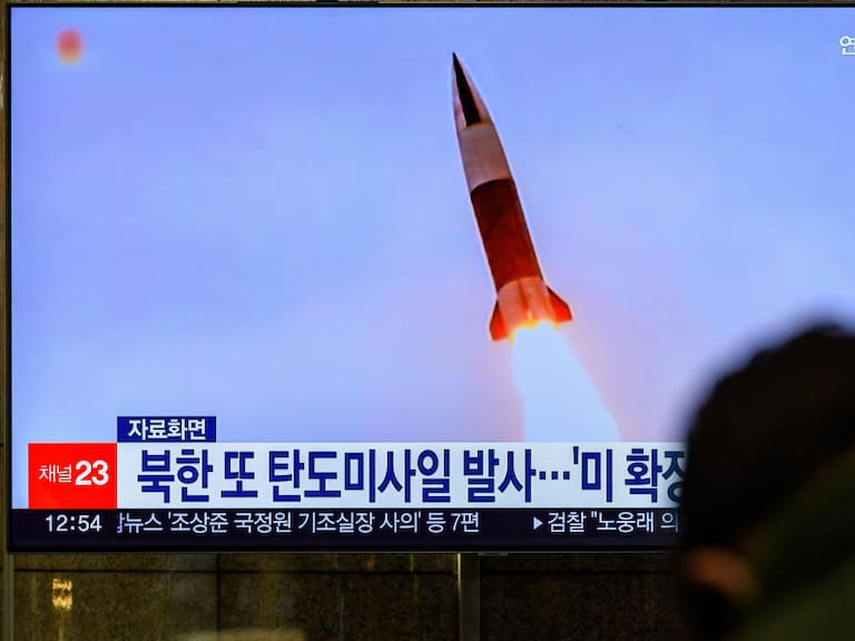 SEOUL, SOUTH KOREA - 2022/11/17: A TV screen shows a file image of North Korea&#039;s missile launch during a news program at the Yongsan Railway Station in Seoul. North Korea fired one short-range ballistic missile (SRBM) into the East Sea on 17 November, its second missile provocation in a little over a week, according to the South Korean military.The Joint Chiefs of Staff (JCS) said it detected the launch from the Wonsan area in Kangwon Province at 10:48 a.m., and that the missile flew some 240 kilometers at an apogee of around 47 km at a top speed of Mach 4.
Shortly before the launch, the South and the U.S. staged a &quot;preplanned&quot; missile defense exercise involving the allies&#039; Aegis-equipped destroyers, the JCS said. (Photo by Kim Jae-Hwan/SOPA Images/LightRocket via Getty Images)