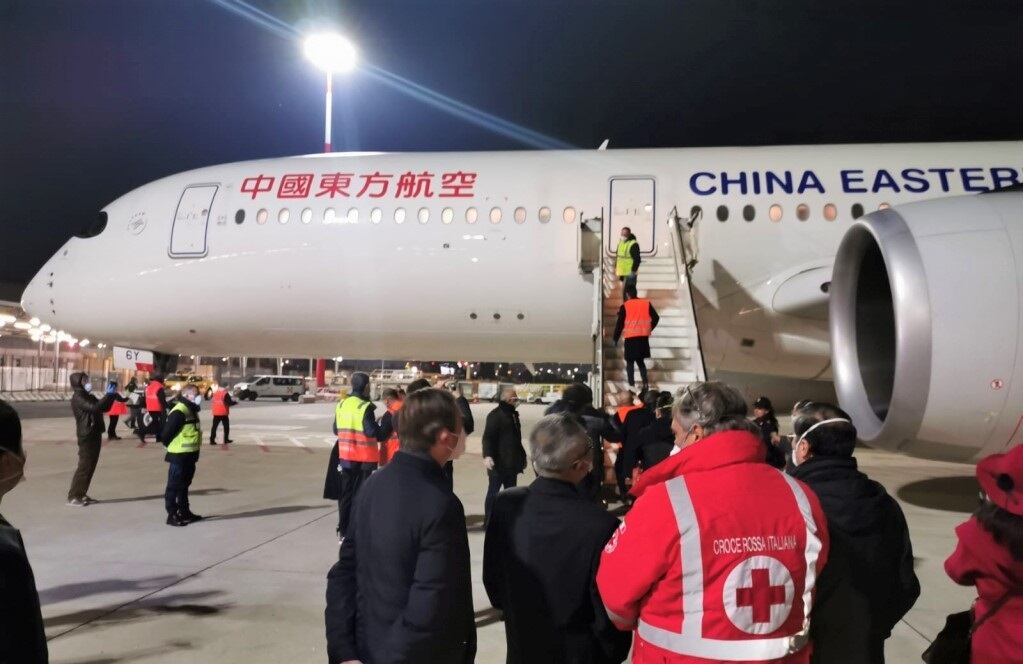 El avión de asistencia de China llegó a Italia para ayudar al control de la epidemia del nuevo coronavirus