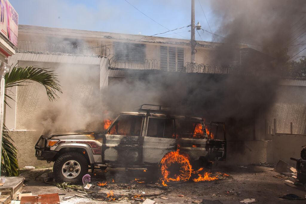 Vehículo quemado en la capital de Haití en las protestas contra el gobierno