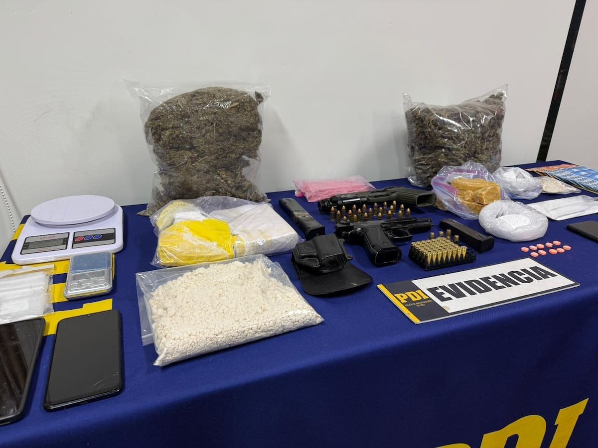 Desarticulan punto de drogas en Peñalolén: incautan armas y más de $24 millones en sustancias ilícitas