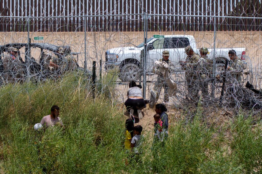 Desde la zona de Ciudad Juárez en México un grupo de migrantes intenta llegar a Estados Unidos, pese a la presencia de agentes fronterizos.
