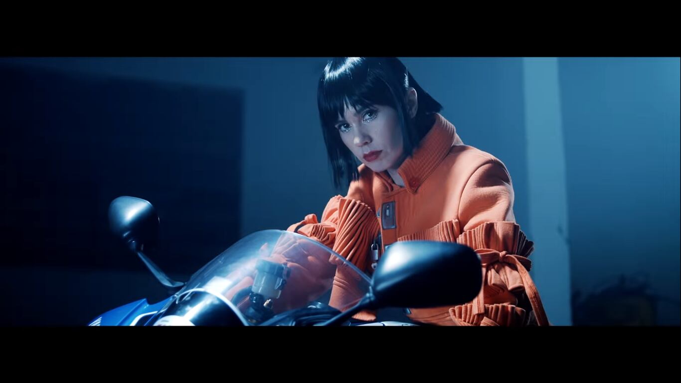 Javiera Mena en el videoclip de "Flashback"