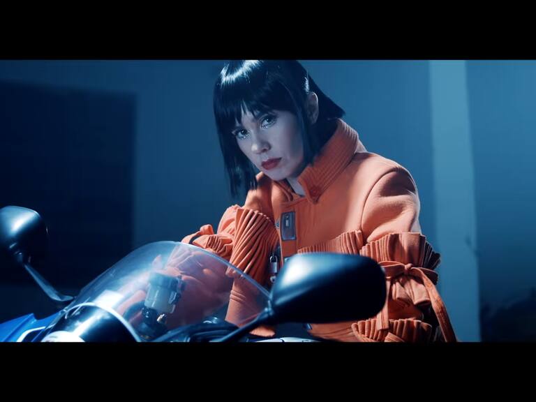 Javiera Mena en el videoclip de "Flashback"