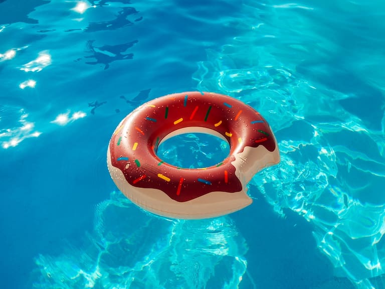 ¿Sirven? Ponen a prueba salvavidas y flotadores para niños (y este fue el resultado)