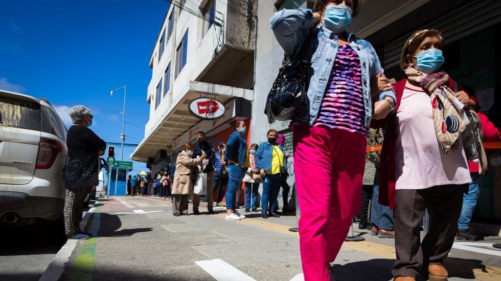 15 DE FEBRERO 2021 / PUERTO MONTTDos mujeres con mascarilla caminan por una céntrica calle de la ciudad durante cuarentena total por Covid-19
FOTO: FELIPE CONSTANZO / AGENCIUNO