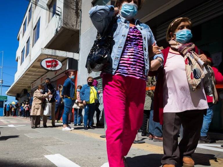 15 DE FEBRERO 2021 / PUERTO MONTTDos mujeres con mascarilla caminan por una céntrica calle de la ciudad durante cuarentena total por Covid-19
FOTO: FELIPE CONSTANZO / AGENCIUNO