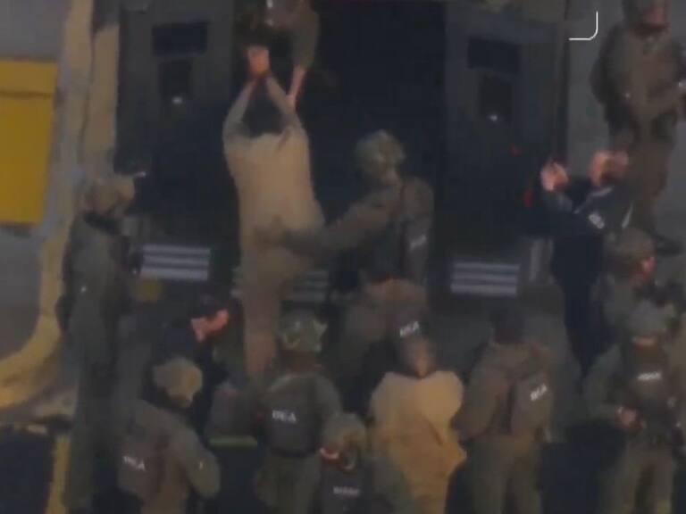 Con uniforme y esposado: así fue el cinematográfico traslado de Nicolás Maduro a tribunal federal en Nueva York