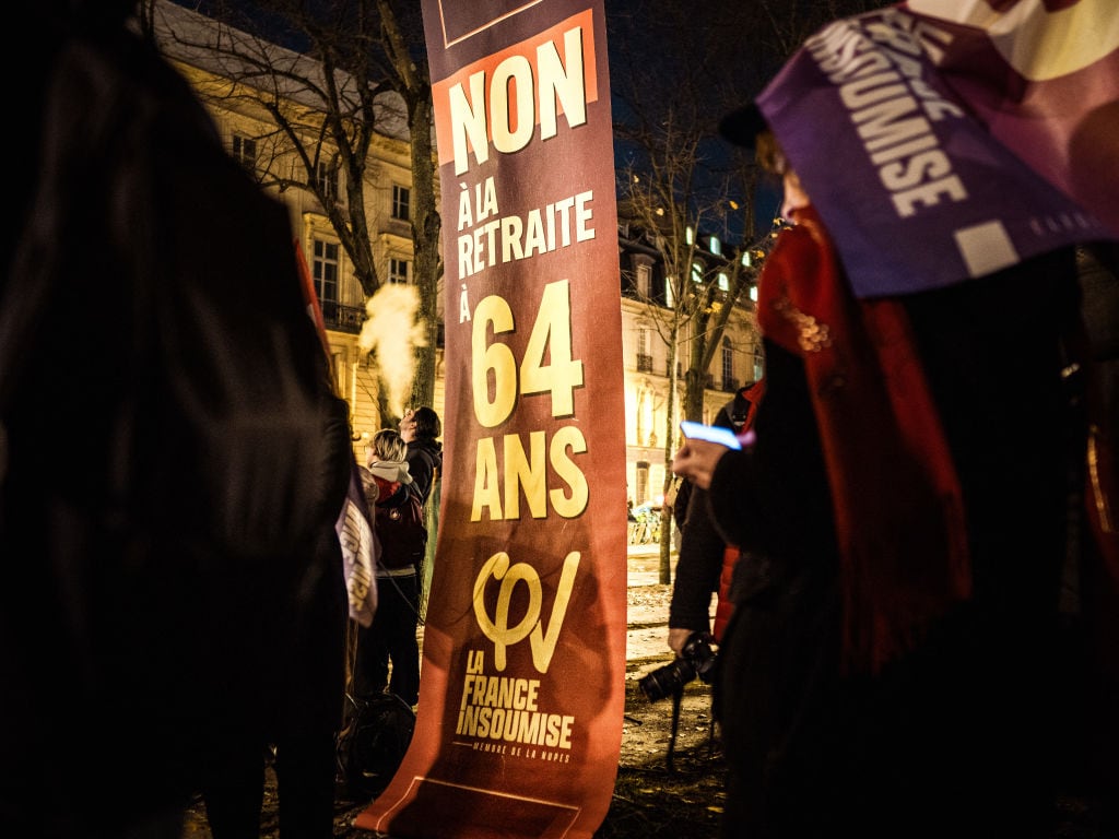 Un cartel contra la reforma de pensiones establecida por decreto por el gobierno de Emmanuel Macron en Francia