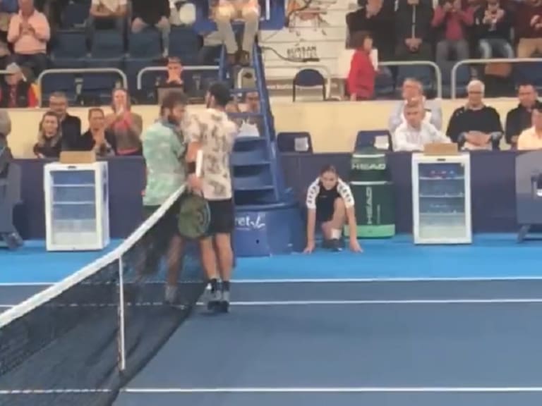 Tenistas Corentin Moutet y Adrian Andreev se fueron a los golpes después que finalizó el partido en el Challenger de Orleans
