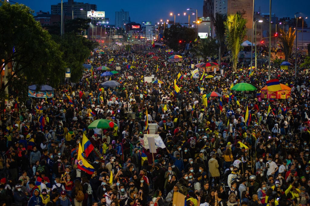 Manifestantes copan las calles de Bogotá