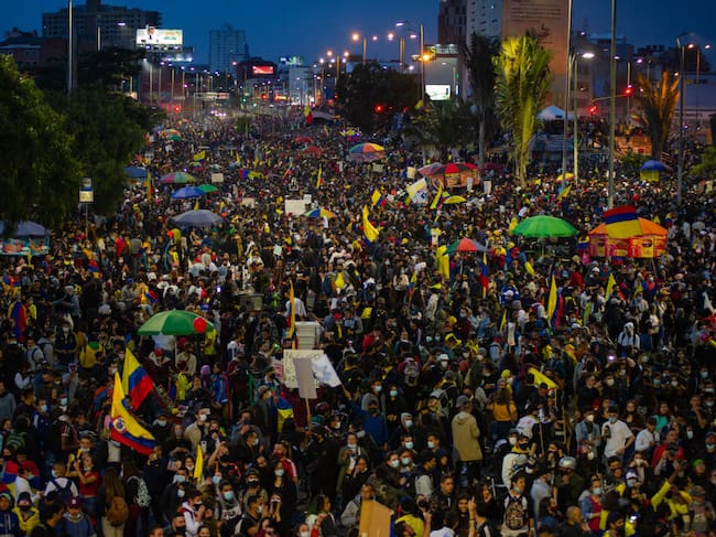 Manifestantes copan las calles de Bogotá