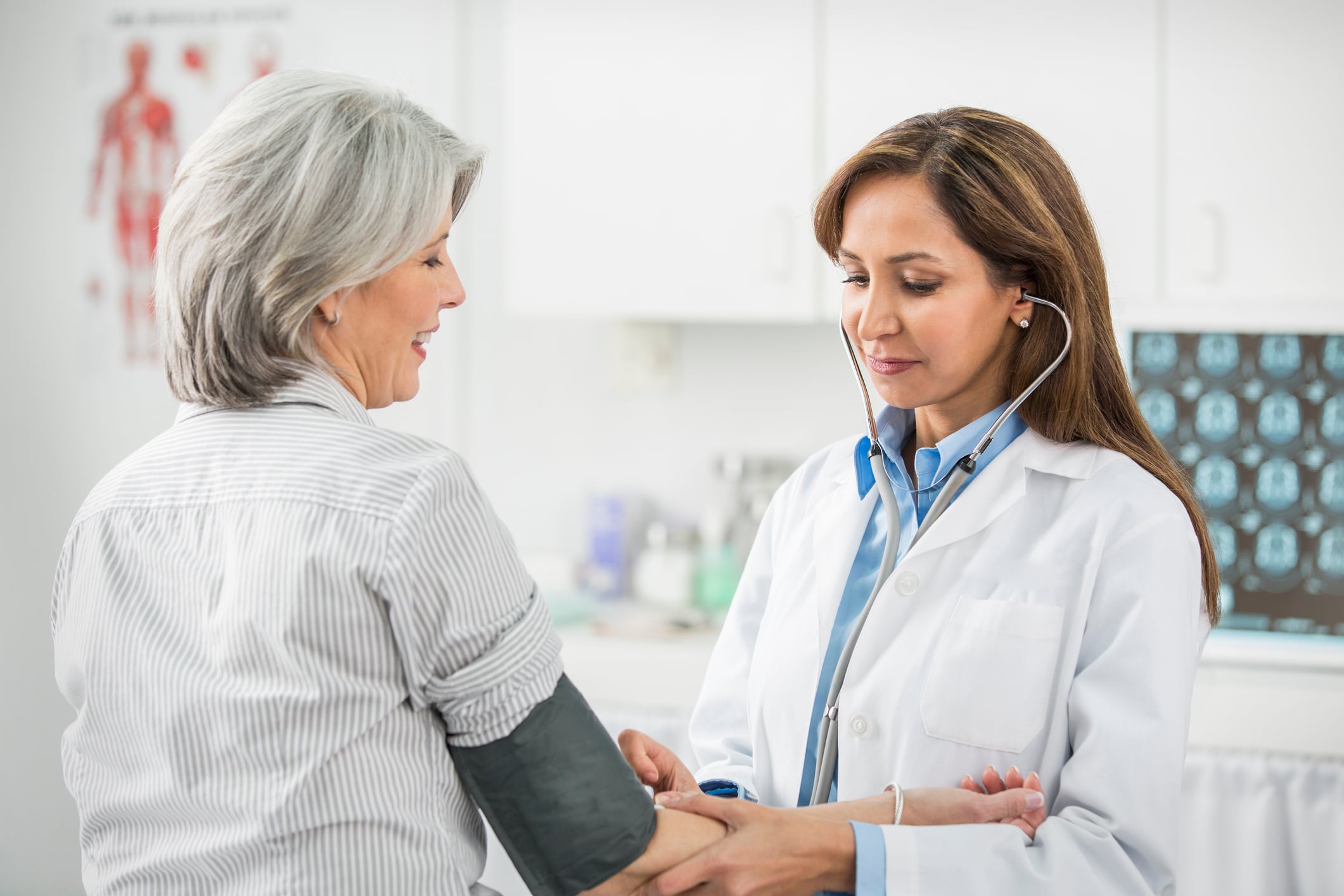 Estudio revela que pacientes atendidos por doctoras tienen una menor probabilidad de morir