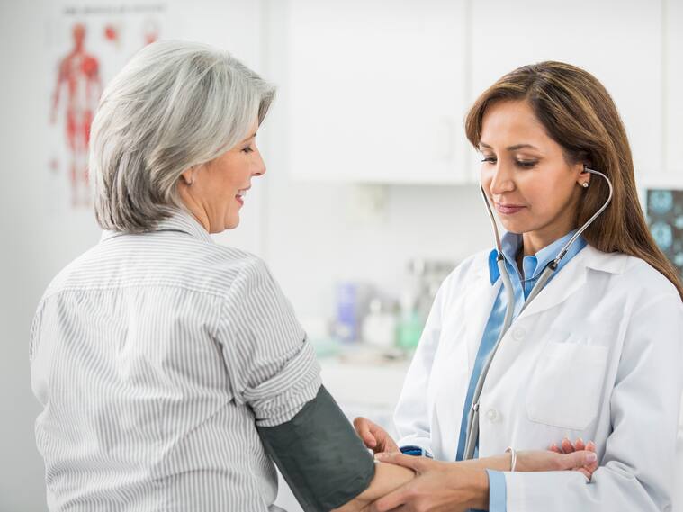Estudio revela que pacientes atendidos por doctoras tienen una menor probabilidad de morir