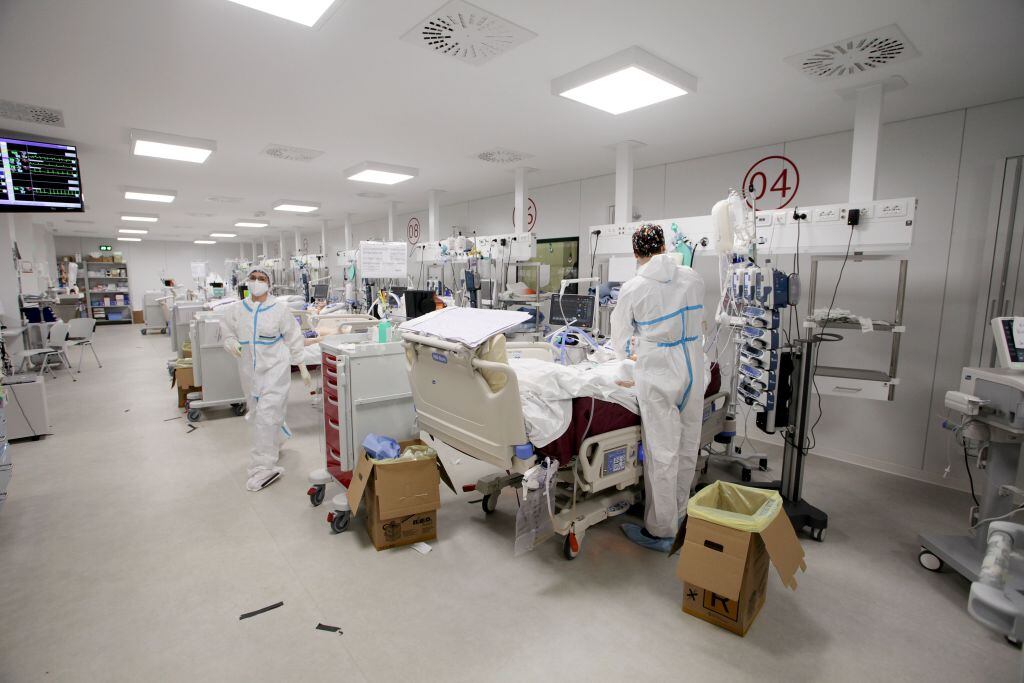 Enfermeras cuidan a pacientes con covid-19 en un hospital en Bari