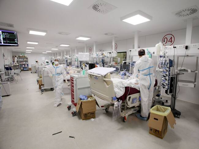Enfermeras cuidan a pacientes con covid-19 en un hospital en Bari