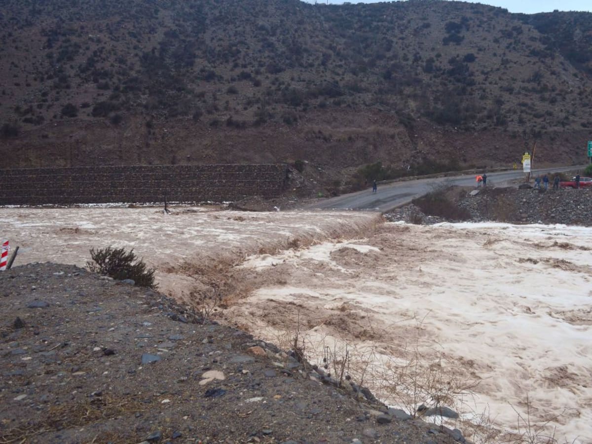 ¿Qué peligros enfrentan las zonas cordilleranas de Chile por las lluvias y sus quebradas? Esto respondió un experto