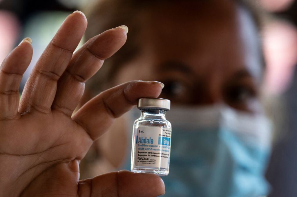 Trabajadora de la salud sostiene dosis de la vacuna Abdala contra el Covid-19