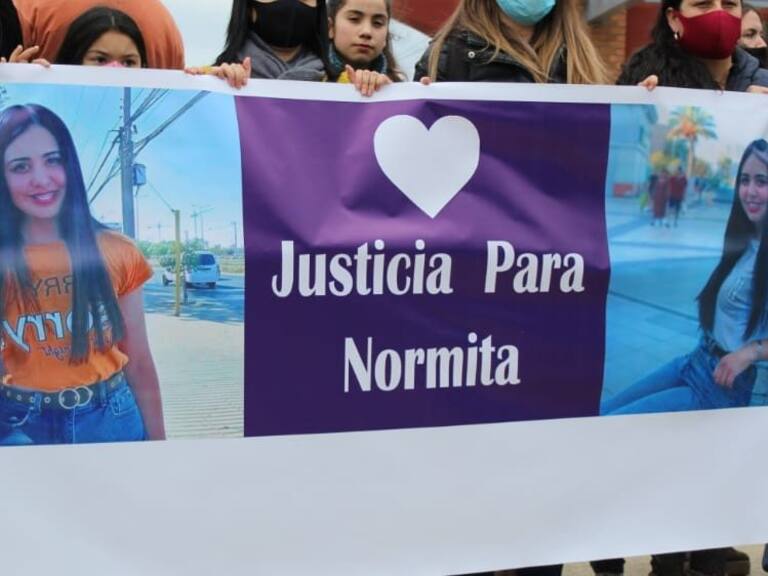 24 DE AGOSTO DE 2020/LINARESGran cantidad de personas con pancartas y globos blancos, concurrieron al funeral de la carabinera Norma Vsquez, encontrada sin vida en un maletero de un auto el pasado sbado.
FOTO: ALEX BELTRAN/AGENCIAUNO