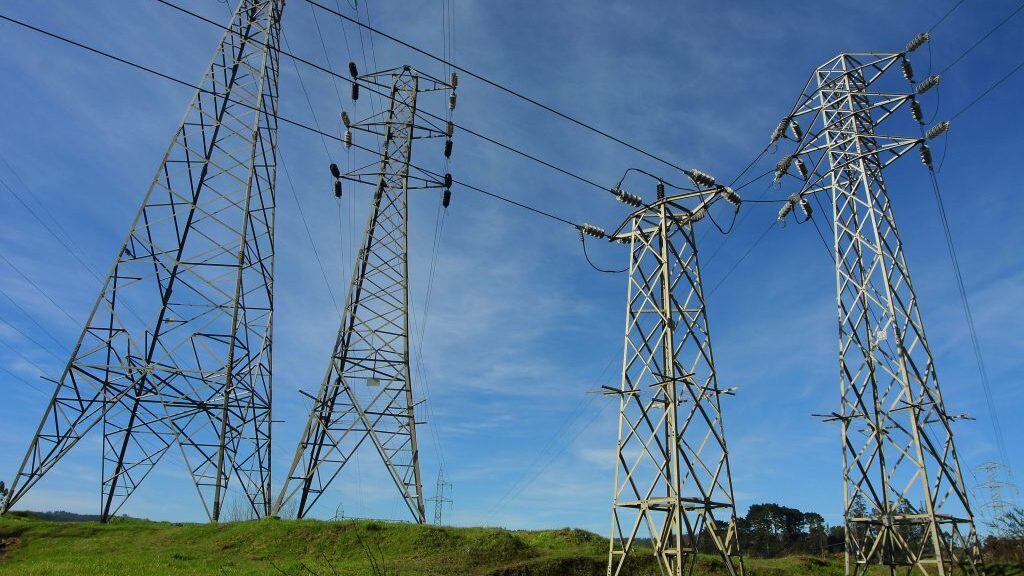 07, JULIO,2014/ CONCEPCIÓN.Las empresas generadoras transportan la energía con una potencia de 220 mil y 500 mil volts hasta las Subestaciones de Enlace de las empresas distribuidoras, ahí es transformada y baja a 110 mil voltios.
Desde las Subestaciones de Enlace la energía es transportada por una red de Líneas de Alta Tensión a otras subestaciones, llamadas Receptoras.La imagen corresponde a la subestación Andalien de Concepción. Foto : VÍCTOR SALAZAR M./ AGENCIAUNO.