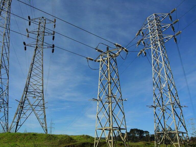 07, JULIO,2014/ CONCEPCIÓN.Las empresas generadoras transportan la energía con una potencia de 220 mil y 500 mil volts hasta las Subestaciones de Enlace de las empresas distribuidoras, ahí es transformada y baja a 110 mil voltios.
Desde las Subestaciones de Enlace la energía es transportada por una red de Líneas de Alta Tensión a otras subestaciones, llamadas Receptoras.La imagen corresponde a la subestación Andalien de Concepción. Foto : VÍCTOR SALAZAR M./ AGENCIAUNO.