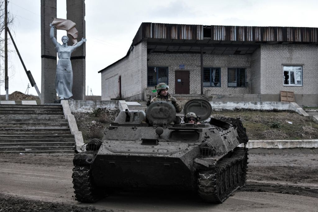 Militares de Ucrania utilizan un tanque en las cercanías de Bajmut