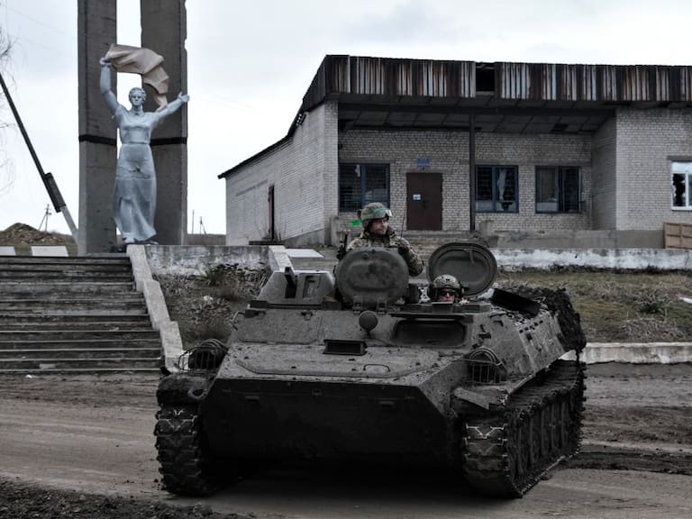 Militares de Ucrania utilizan un tanque en las cercanías de Bajmut