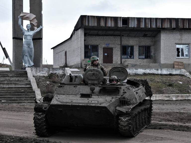 Militares de Ucrania utilizan un tanque en las cercanías de Bajmut