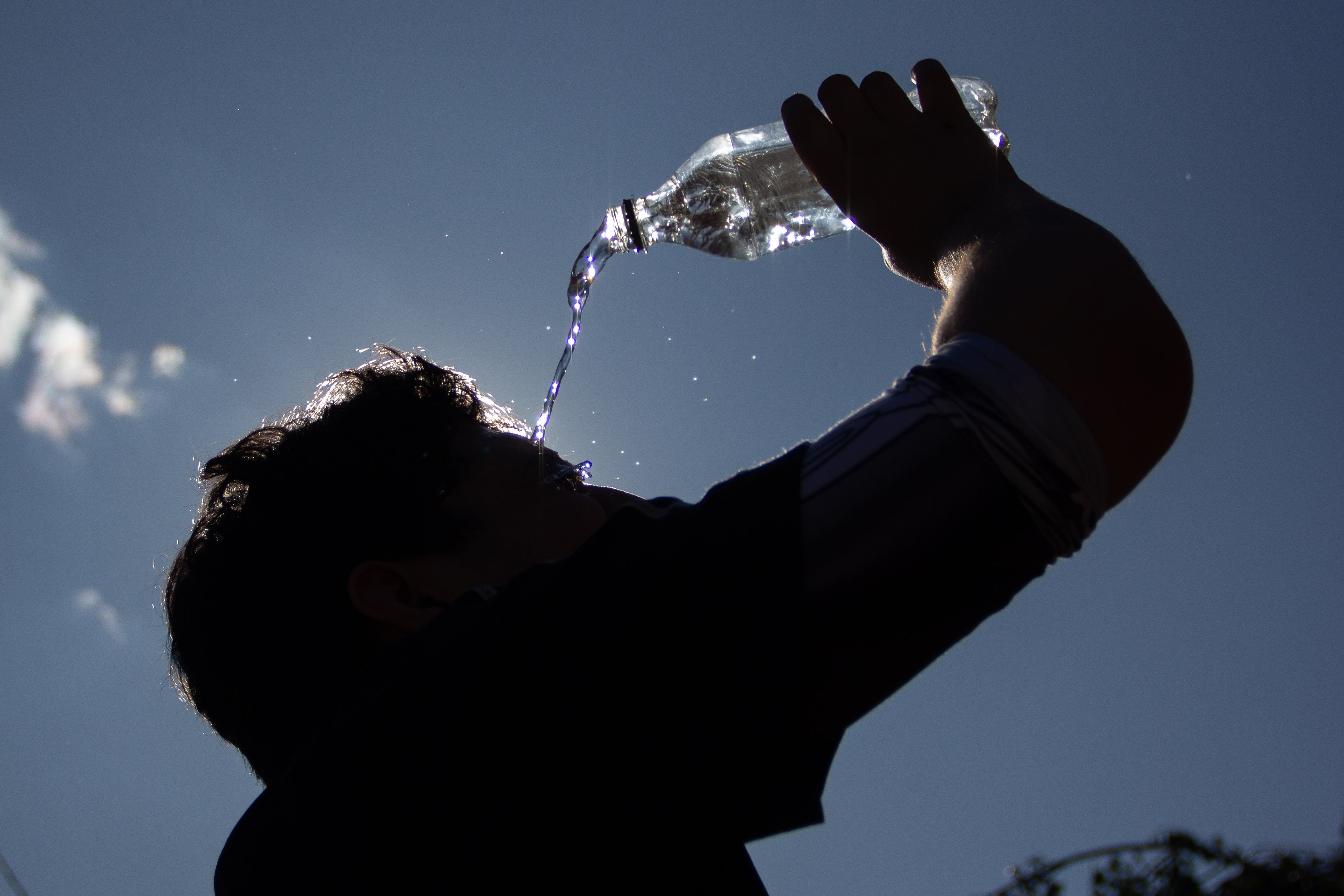 Alerta en Santiago por altas temperaturas: revelan horario de mayor riesgo por aumento de radiación UV