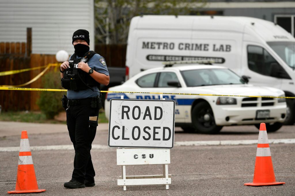 La policía custodia la escena del crimen en Colorado Springs