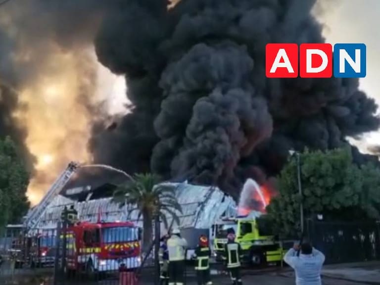 Gigantesco incendio afecta a una fábrica de revestimientos en Quilicura