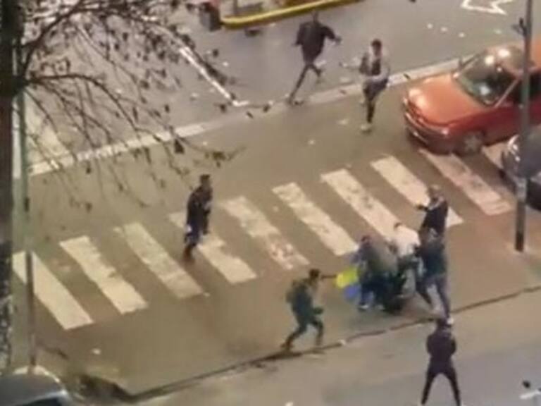 Brutal pelea entre barristas de Colo Colo y Boca Juniors deja fuertes imágenes tras el partido en Buenos Aires