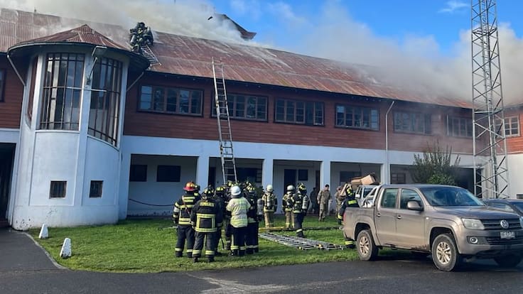 Incendio afecta a Regimiento Arauco de Osorno: declaran tercera alarma y se registran cortes de tránsito