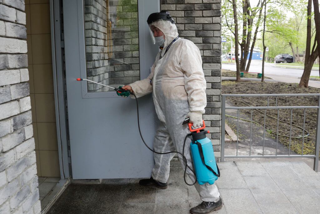 Un trabajador desinfecta un edificio en Moscú